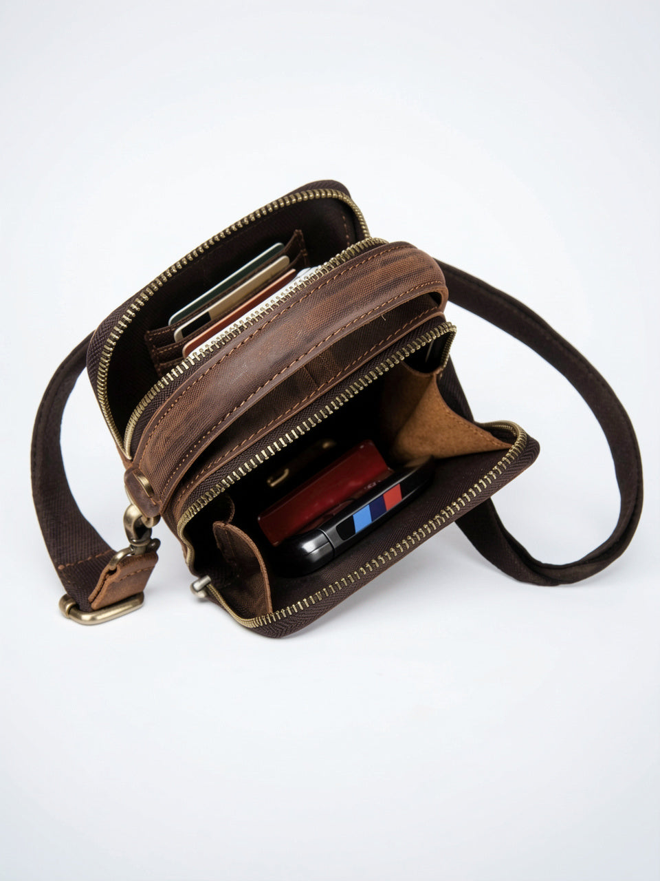 Sacoche Bandoulière Homme en Épais Cuir Zippée Compacte - 5